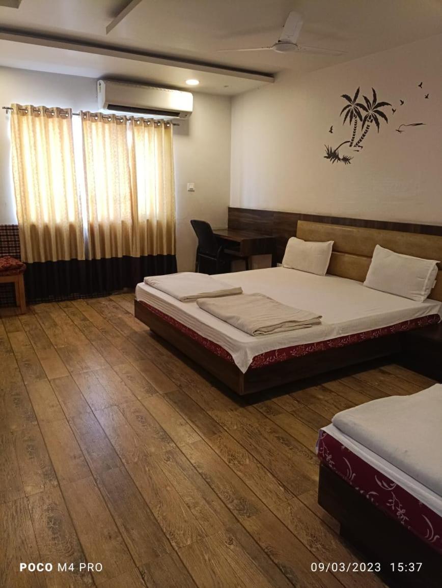 Hotel Shri Vardhan Удджайн Екстер'єр фото