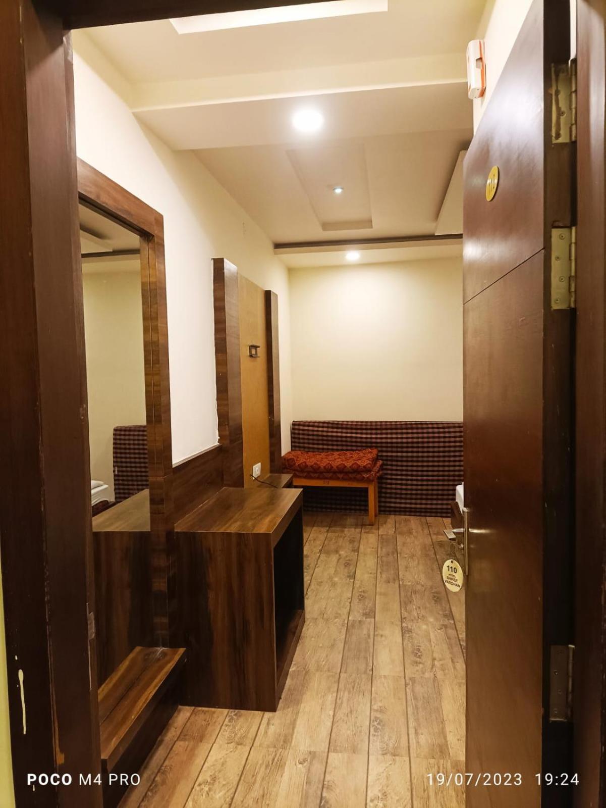 Hotel Shri Vardhan Удджайн Екстер'єр фото