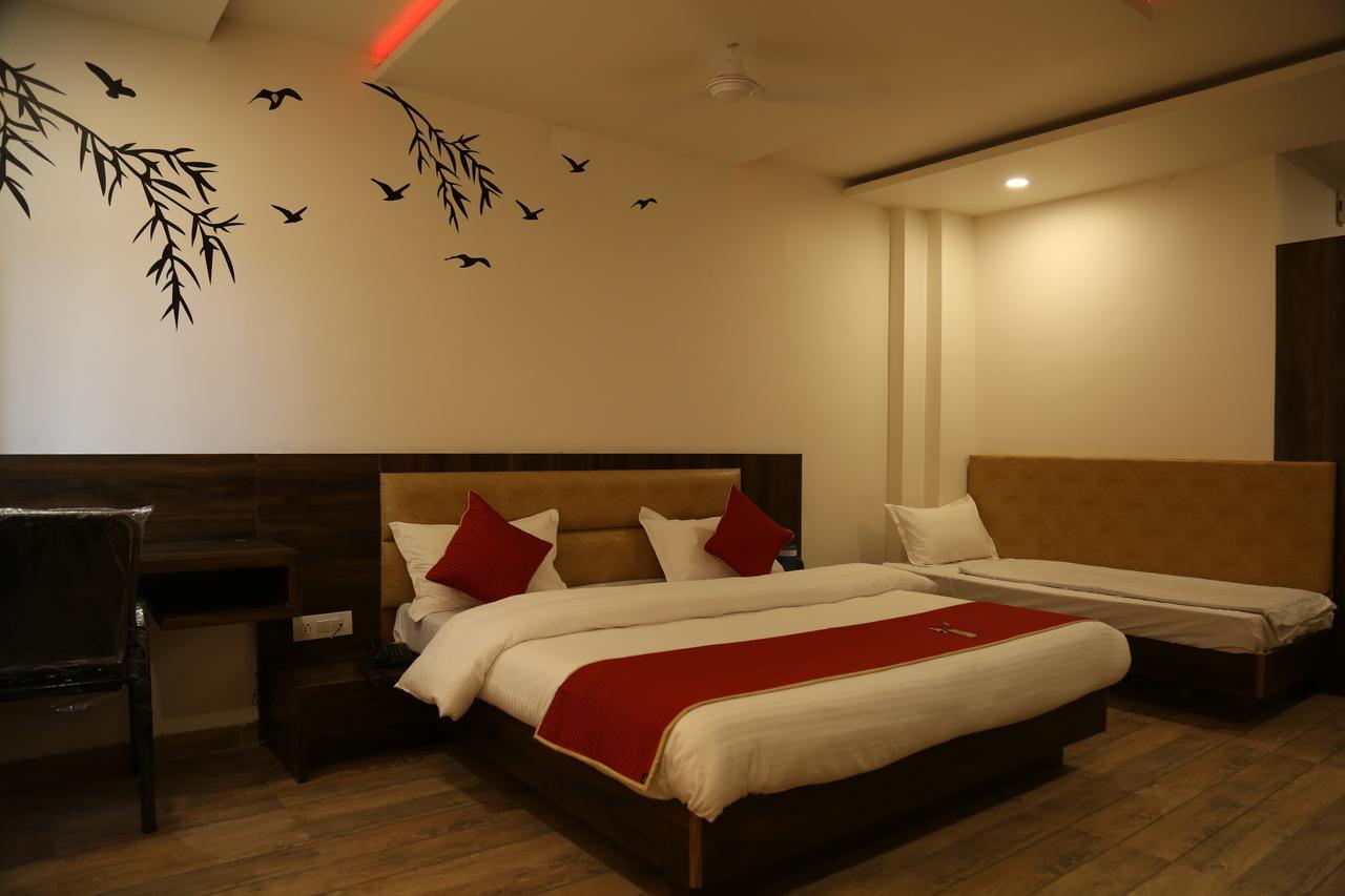 Hotel Shri Vardhan Удджайн Екстер'єр фото