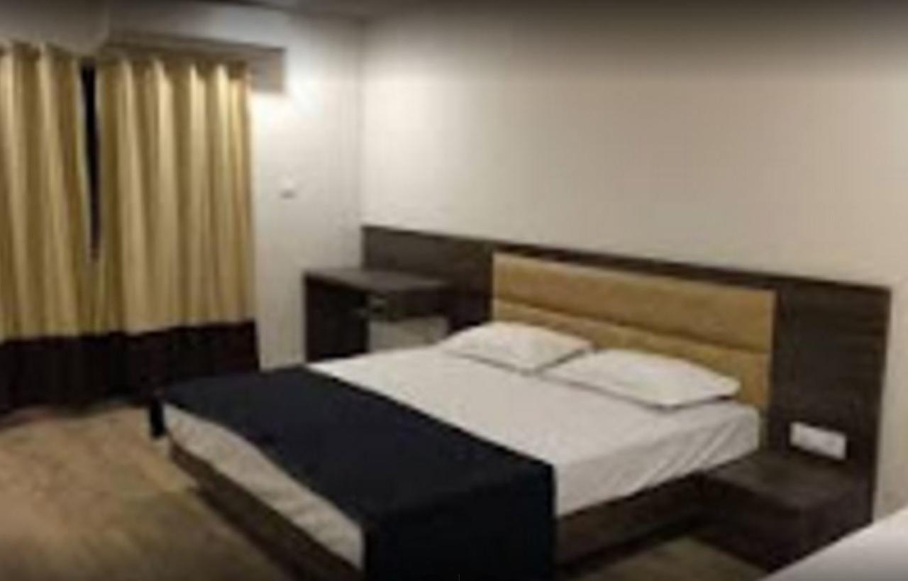 Hotel Shri Vardhan Удджайн Екстер'єр фото