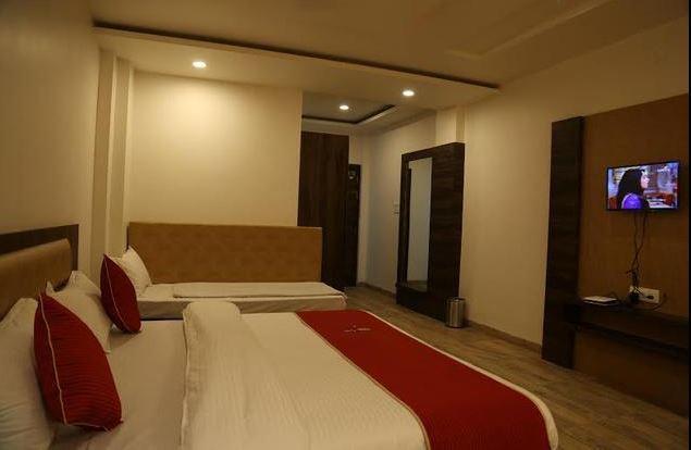Hotel Shri Vardhan Удджайн Екстер'єр фото
